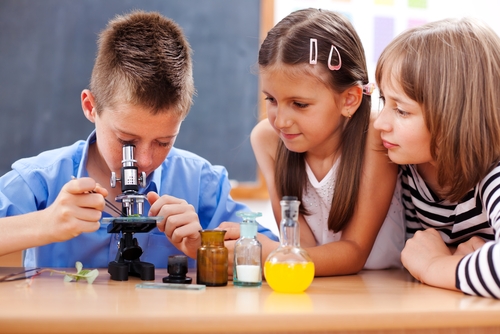 children doing an experiment