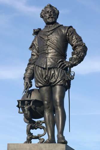 statue of Sir Francis Drake
